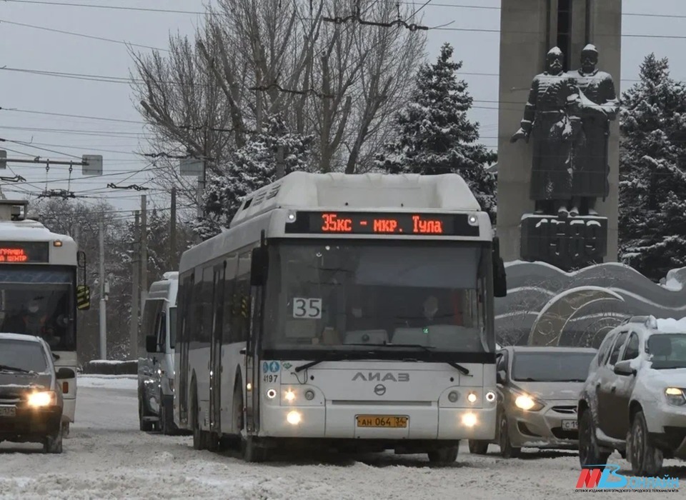 Волгоградских автолюбителей призвали поменять летнюю резину на зимнюю