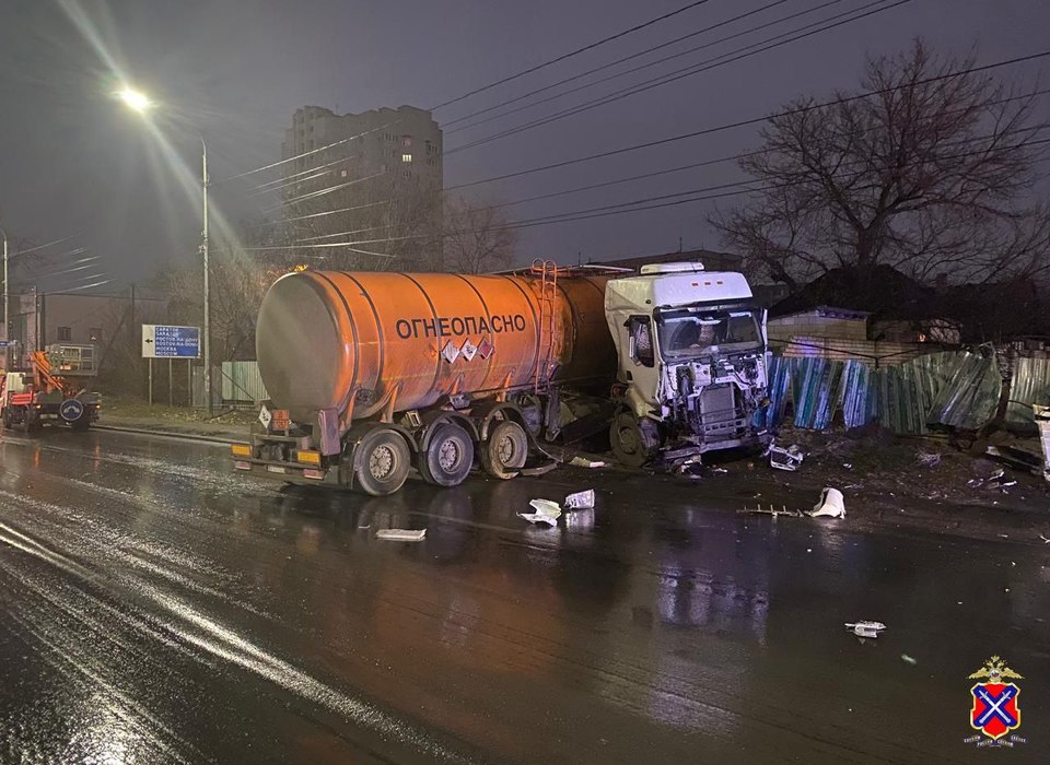 Потерявший управление бензовоз перекрыл дорогу на улице Череповецкой в Волгограде