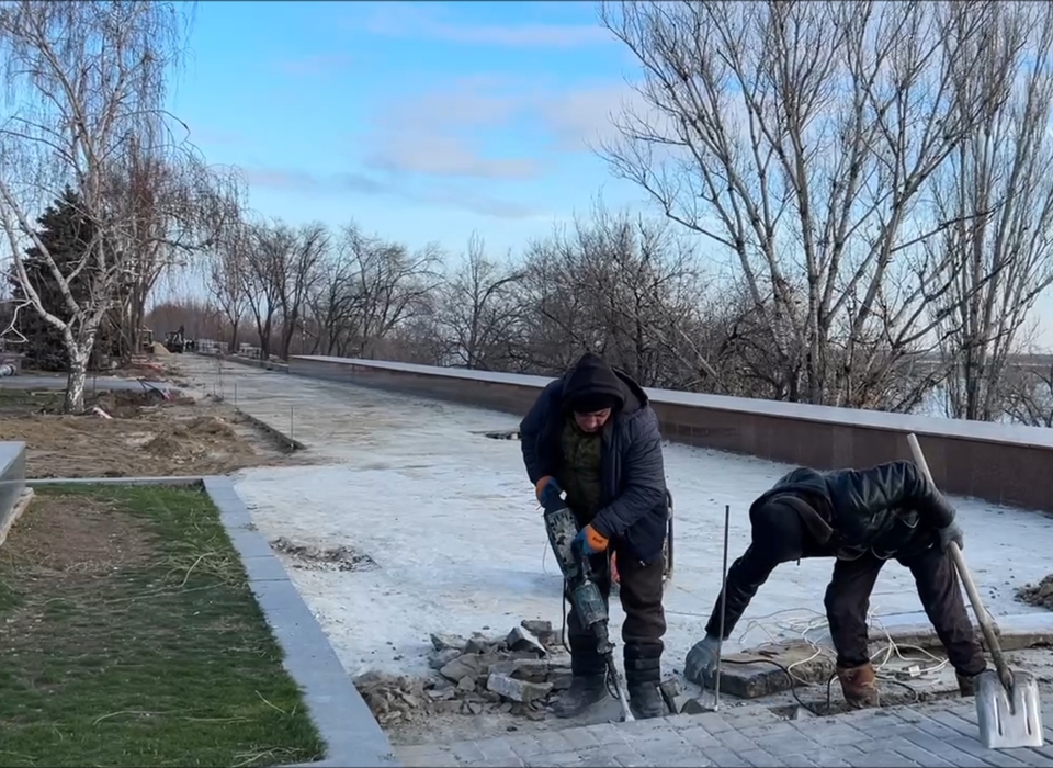 В центре Волгограда укладывают новый тротуар при спуске с террасы Центральной набережной