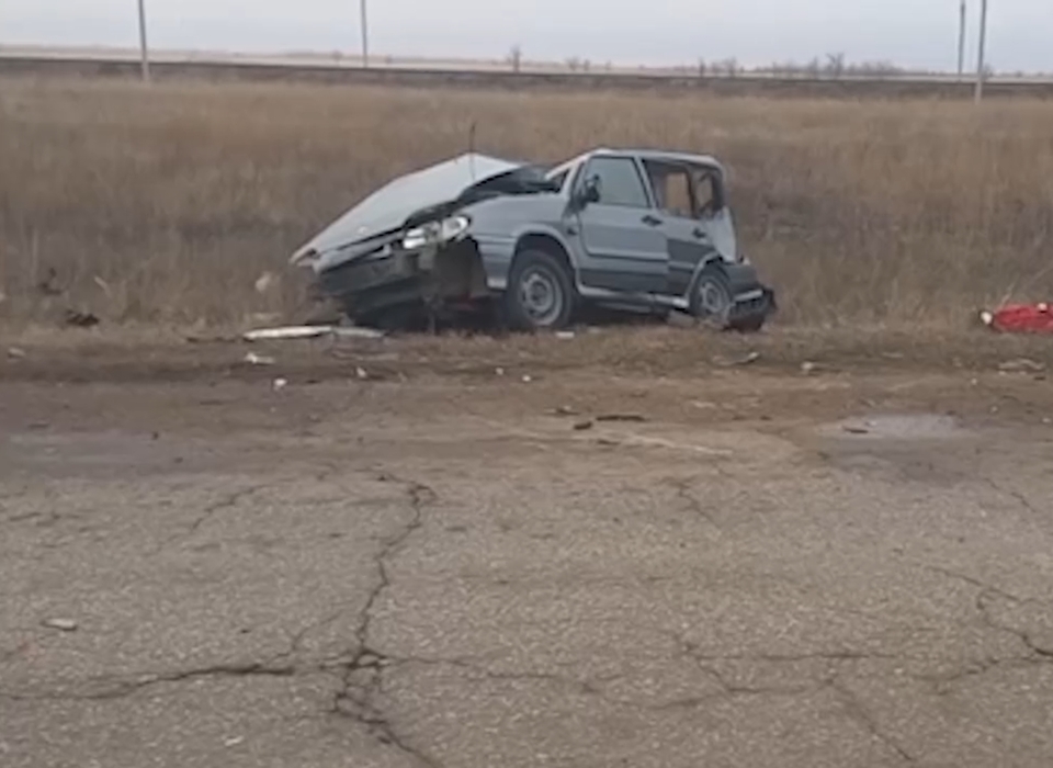 Два человека погибли в ДТП с фурой и легковушкой на трассе в Волгоградской области