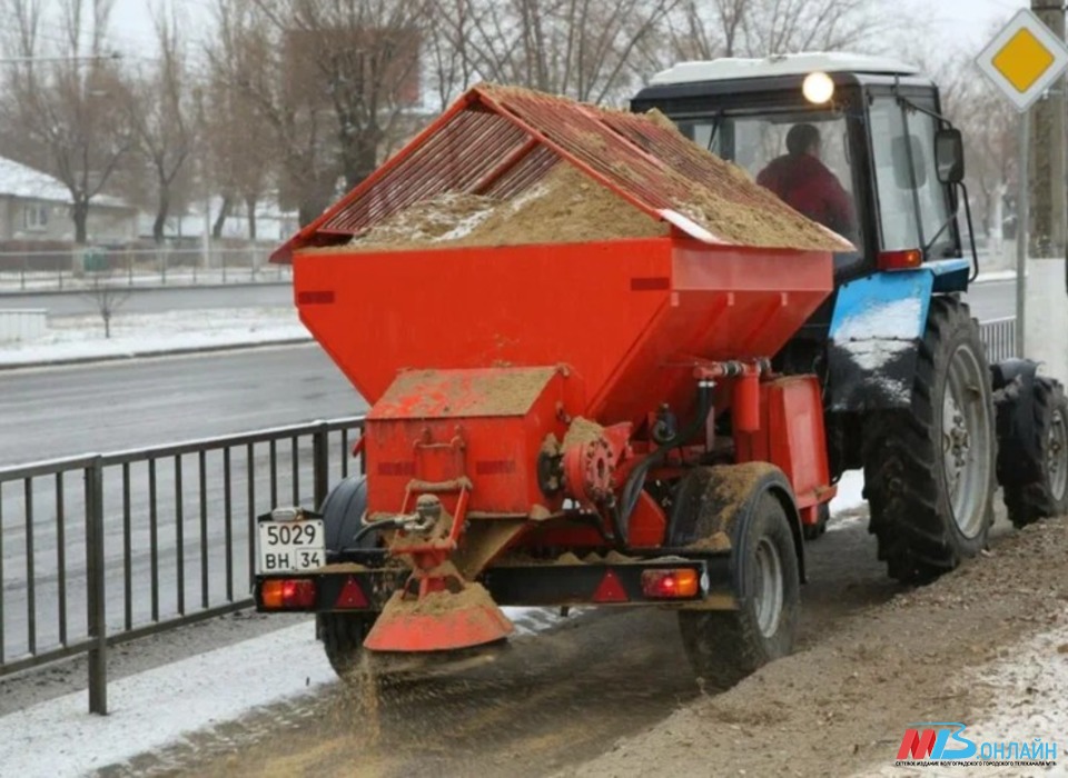 В Волгограде на дороги нанесли 764 тонны песко-соляной смеси