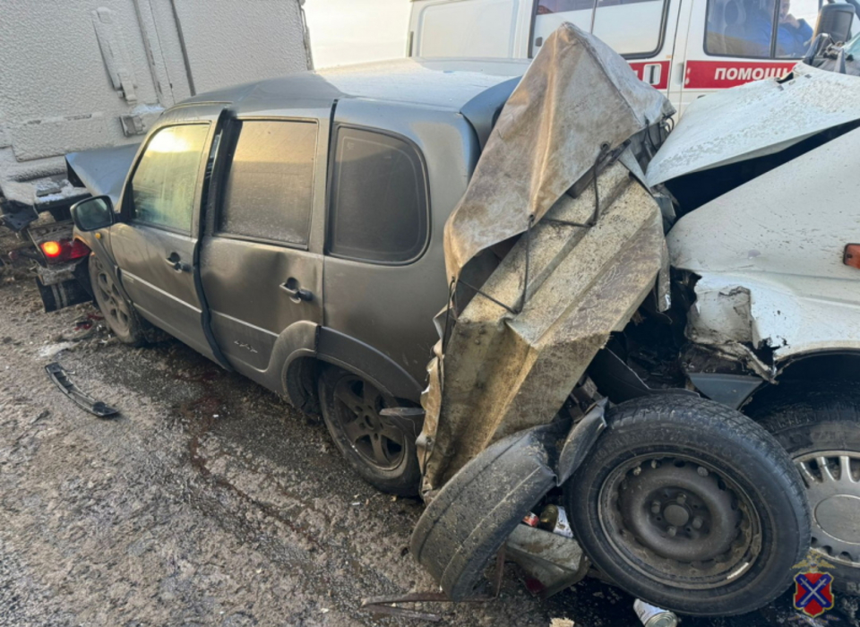 В ДТП под Волгоградом "Ниву" зажало между двух машин