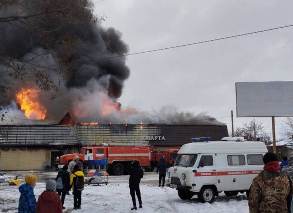 Под Волгоградом загорелся магазин стройматериалов