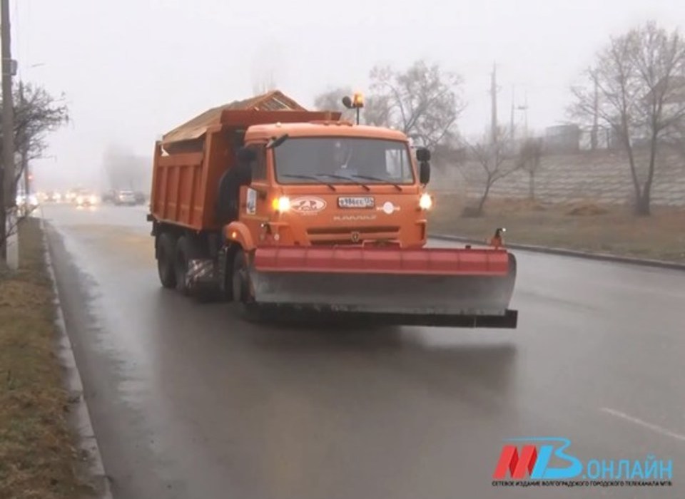 Дорожные службы Волгограда вышли устранять последствия ледяного дождя