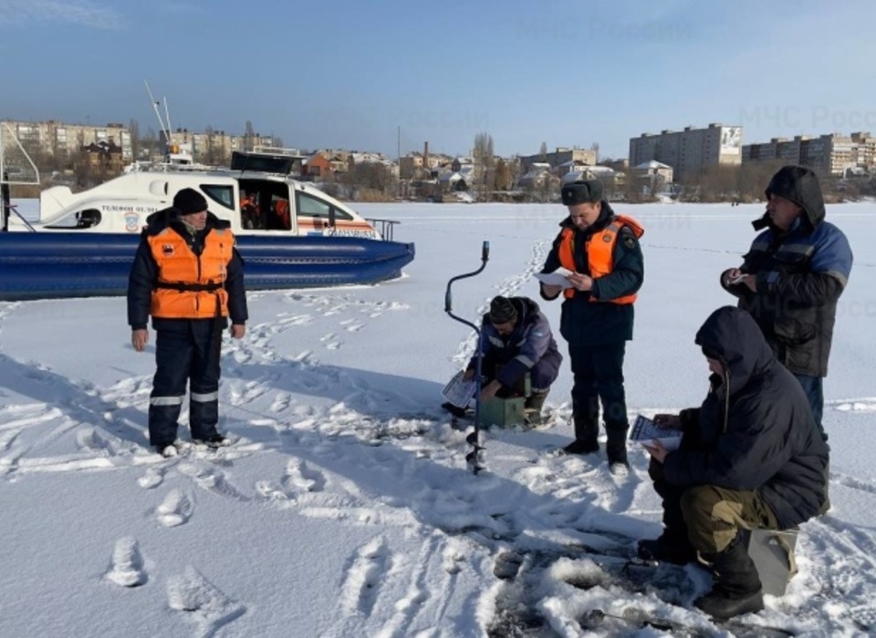 Инспекторы ГИМС патрулируют популярные места зимней рыбалки в Волгоградской области