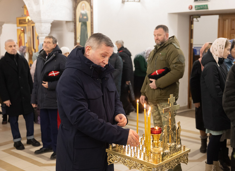 В Рождественский сочельник Андрей Бочаров посетил храм Иоанна Кронштадтского