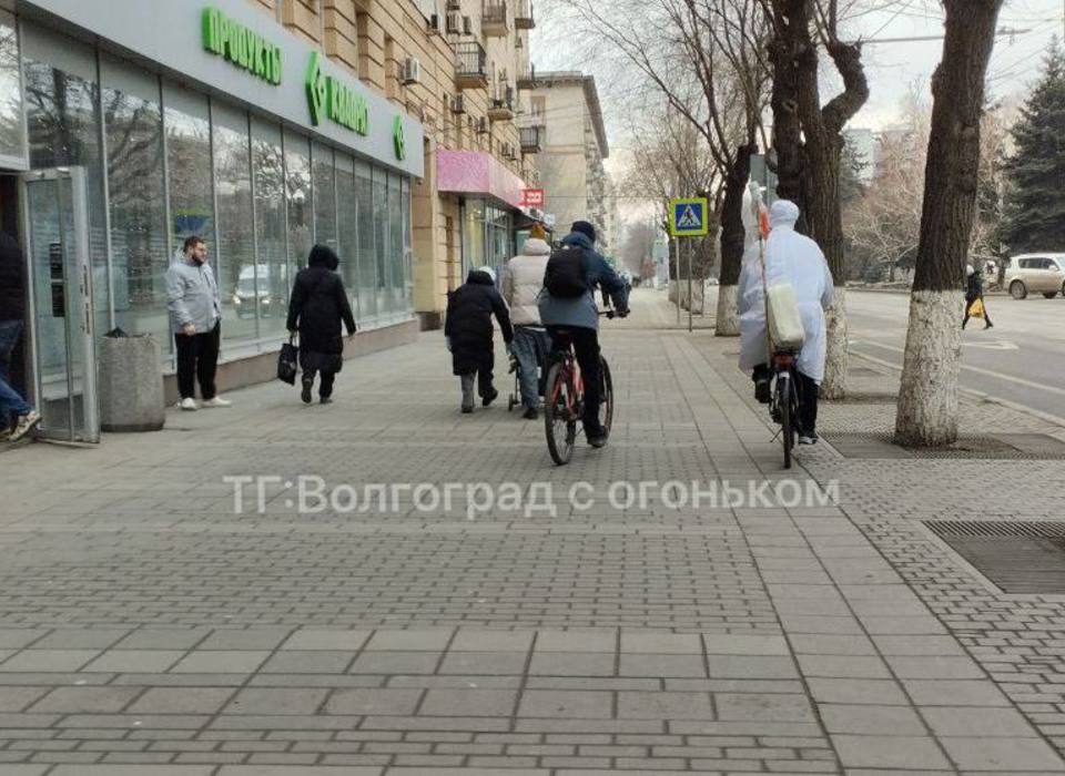 «Доктора Айболита» на велосипеде заметили на улицах в центре Волгограда