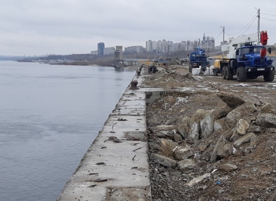 При ремонте участка берегоукрепления в Волгограде из воды подняли 50 тонн покрышек и бочек