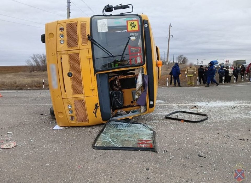 11 человек попали в больницу после ДТП со школьным автобусом под Волгоградом