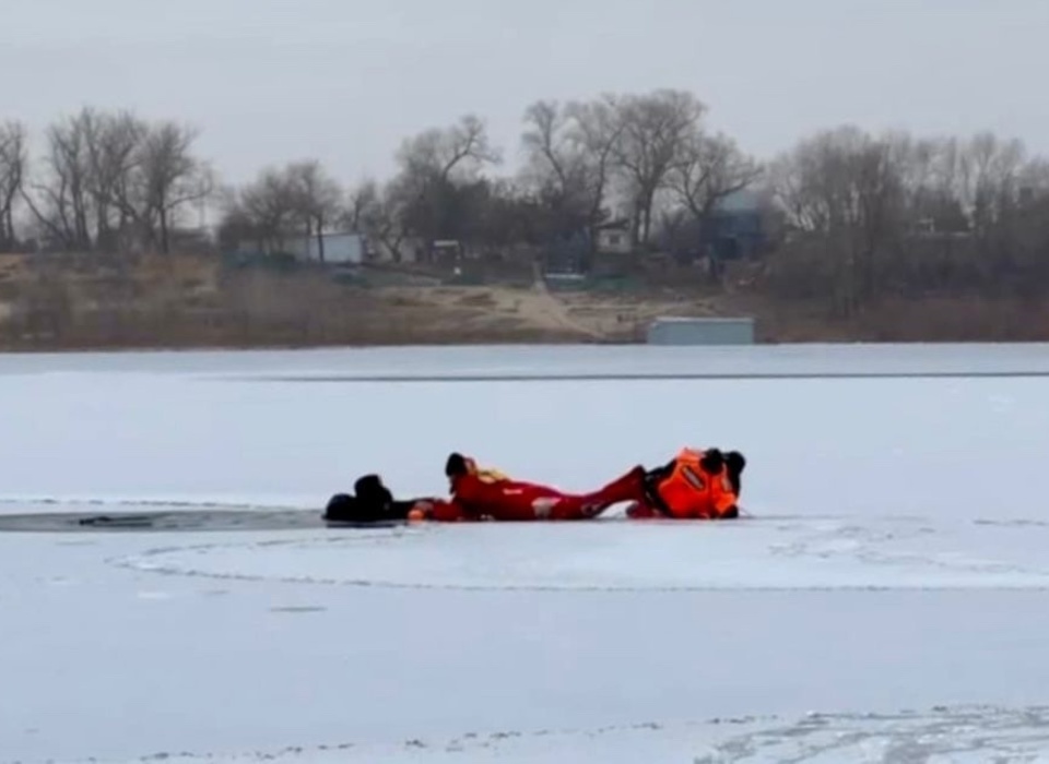 В Волгоградской области спасли ребёнка, который провалился под лёд