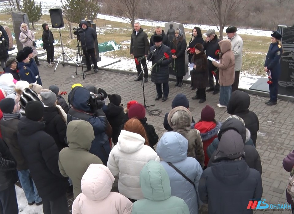 Волгоградцы возложили цветы к обелиску ленинградцам, погибшим при защите Сталинграда