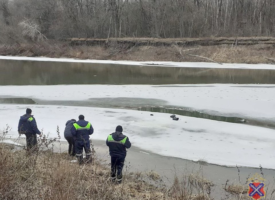 Под Волгоградом водолазы ищут утонувшего в реке 67-летнего рыбака