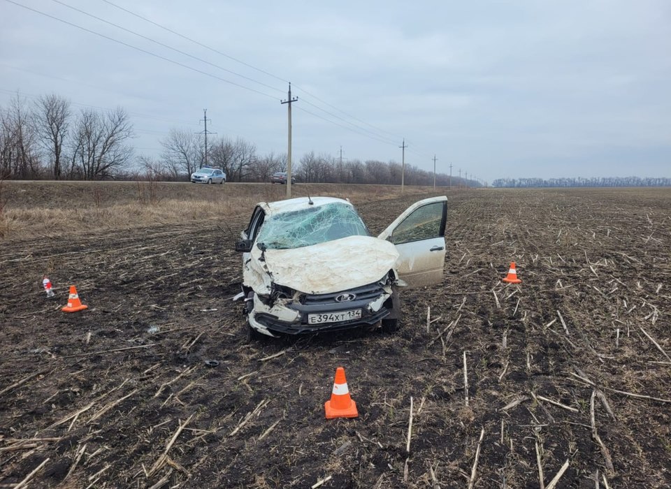 Двоих увезли в больницу после кульбита автомобиля в поле под Волгоградом