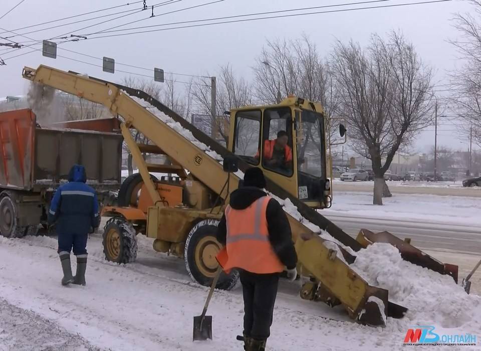 Волгоградцев просят не выезжать на федеральную трассу из-за мощного снегопада