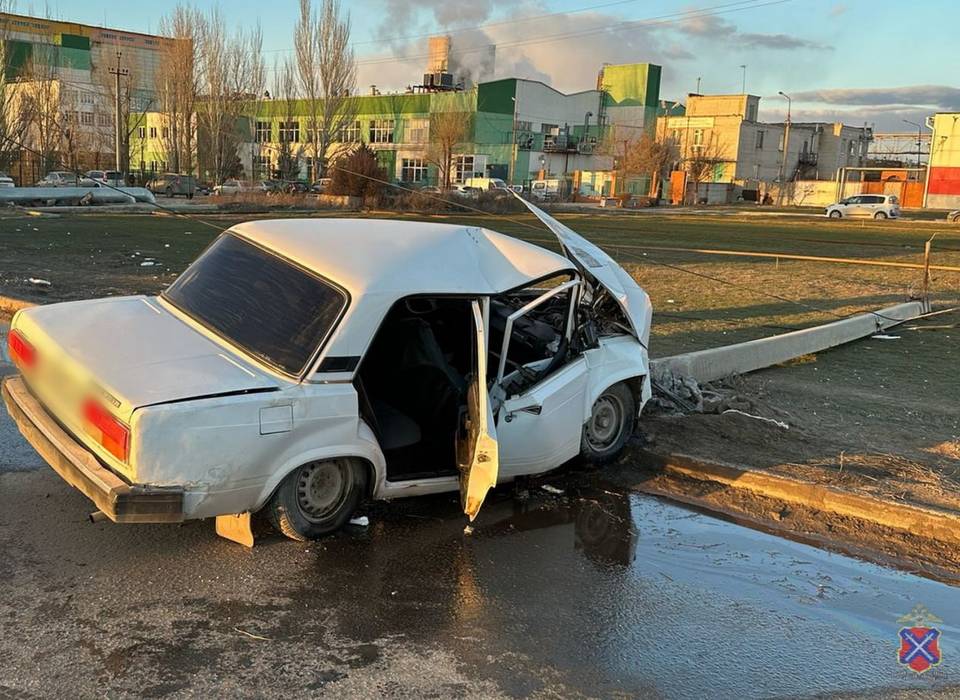 Водителя и пассажира «Жигулей» увезли в больницу после ДТП под Волгоградом