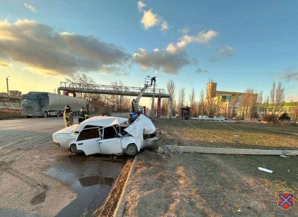 В Волжском авто въехало в столб, водитель и пассажирка пострадали