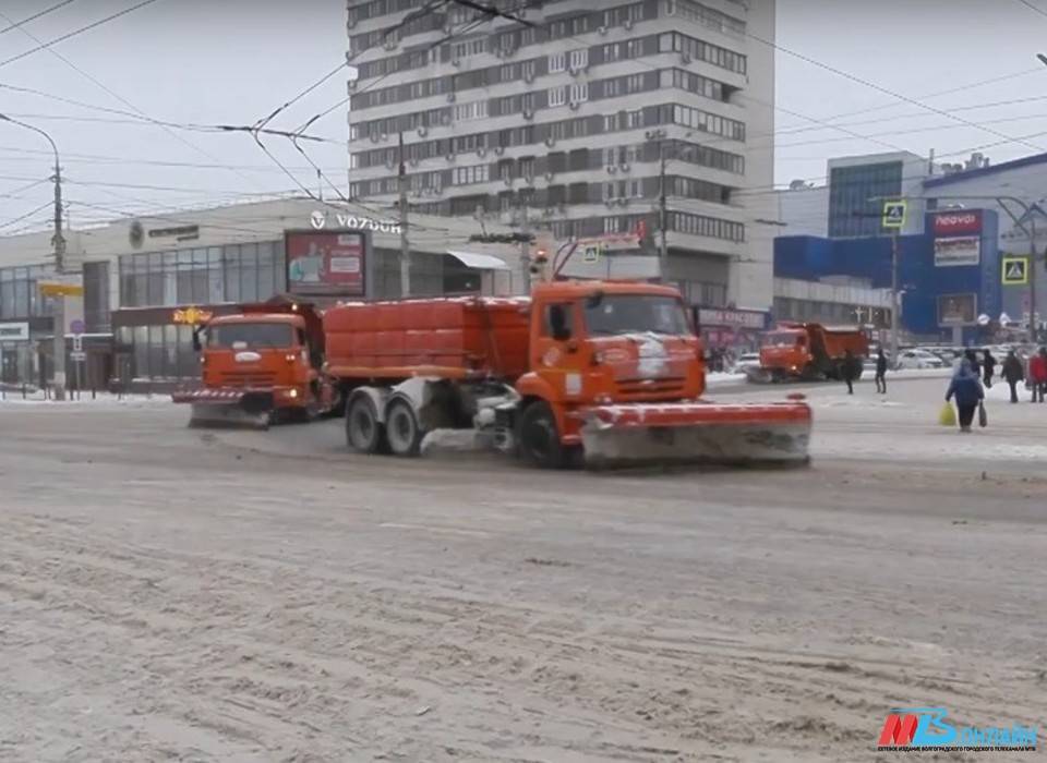 В Волгограде дорожники расчищают магистрали от снега