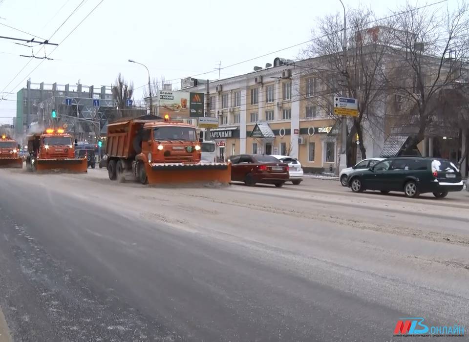 Волгоградские дороги в непрерывном режиме очищают от снега