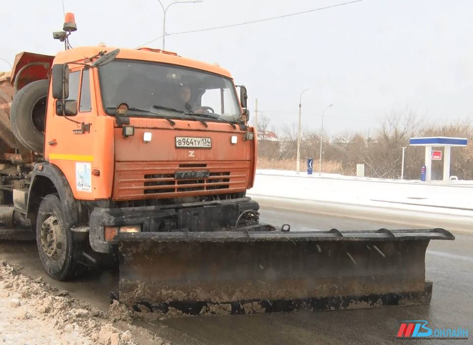 Около 100 единиц спецтехники задействовали в Волгограде для обработки дорог