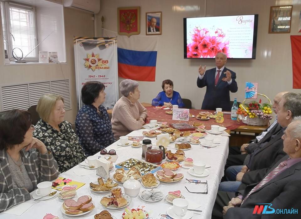 Активисток Волгоградского совета ветеранов поздравили с международным женским днем