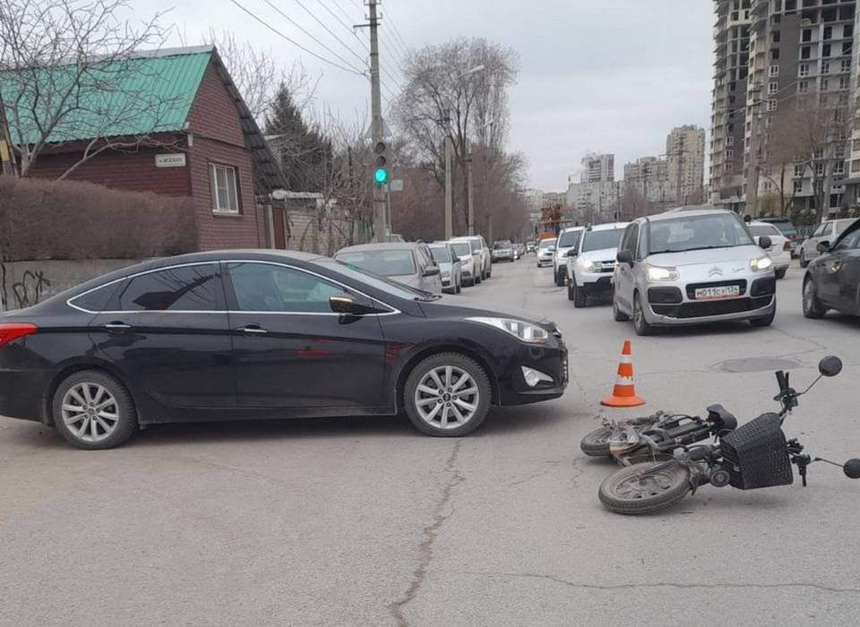 В Волгограде водитель электровелосипеда попал в больницу после ДТП с авто