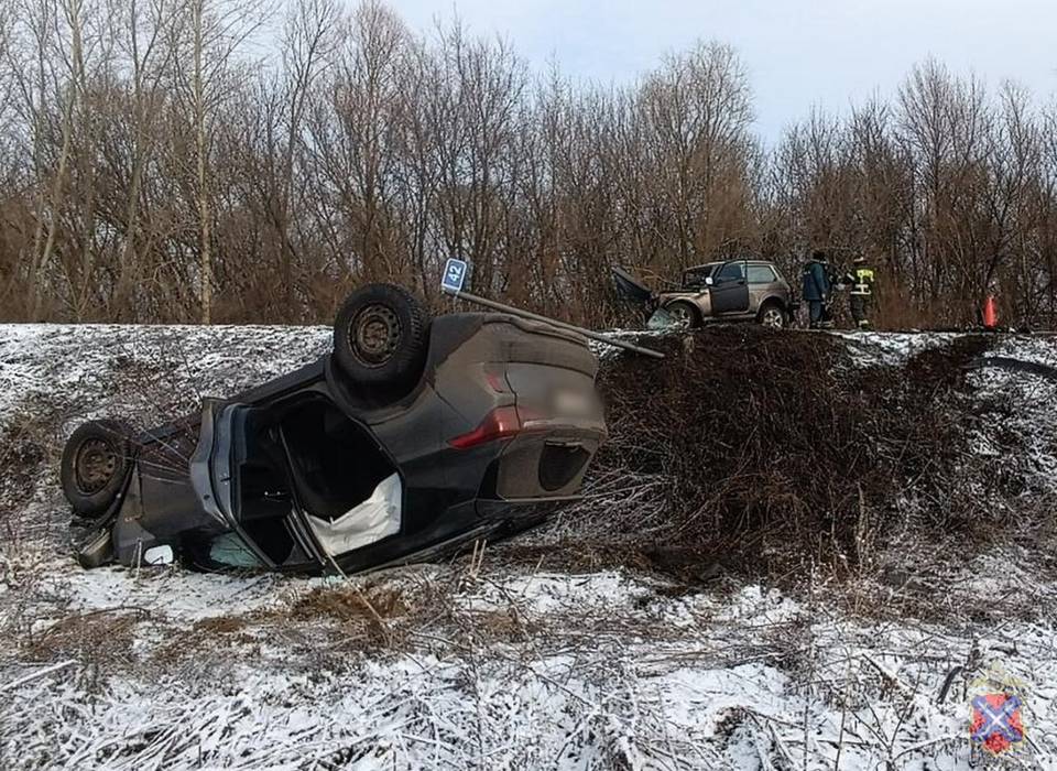 Четыре человека пострадали в страшной аварии под Волгоградом