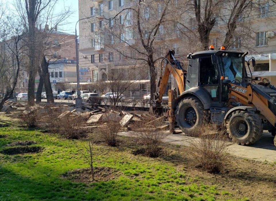 В Волгограде благоустраивают территорию вокруг Дома Павлова