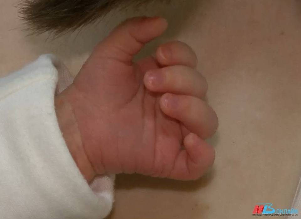 В Волгограде врачи борются за жизнь 2-летнего малыша, выпавшего из окна