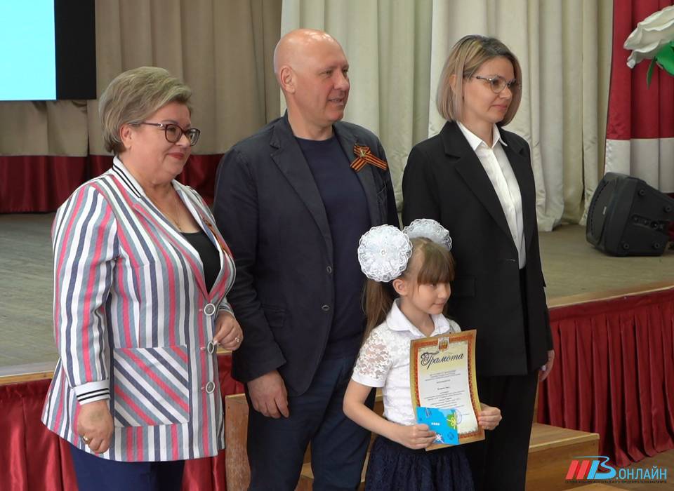 Медаль за бой, медаль за труд из одного металла льют: в Кировском районе Волгограда подвели итоги конкурса «Человек труда-2025»