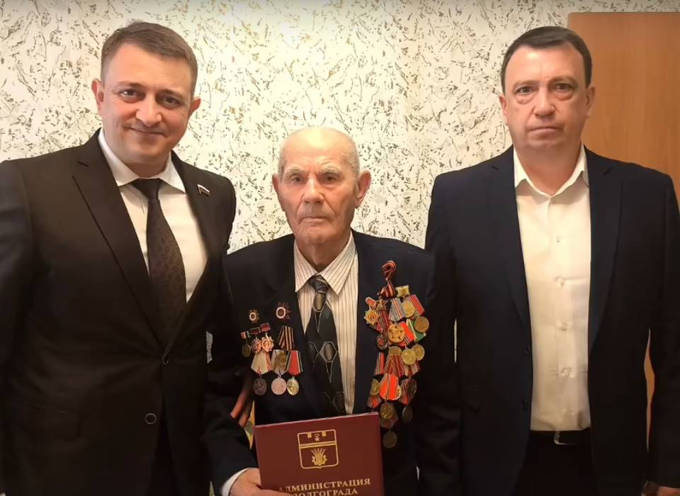 100-летнему ветерану Гавриилу Василенко вручили знак почетного гражданина района Волгограда