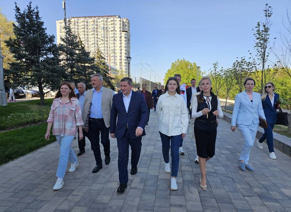 Андрей Бочаров пообщался с отдыхающими на набережной Волгограда