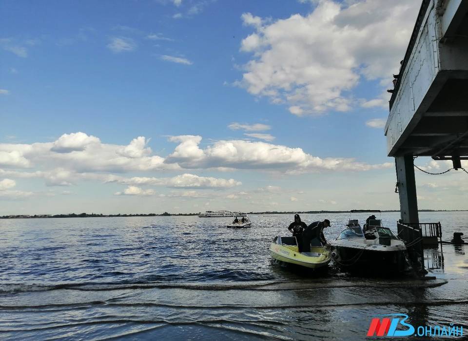 Волгоградцы запечатлели пик сброса воды на Волжской ГЭС