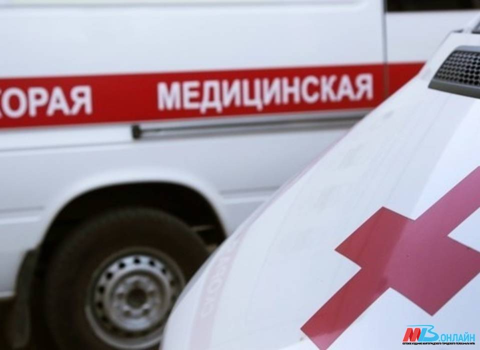 В Волжском иномарка врезалась в опору: пострадали двое детей