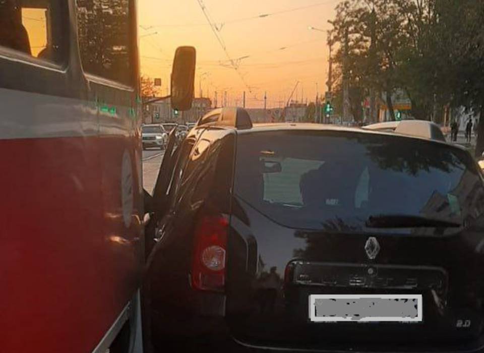 В Волгограде трамваи изменили маршруты из-за выехавшего на пути автомобиля