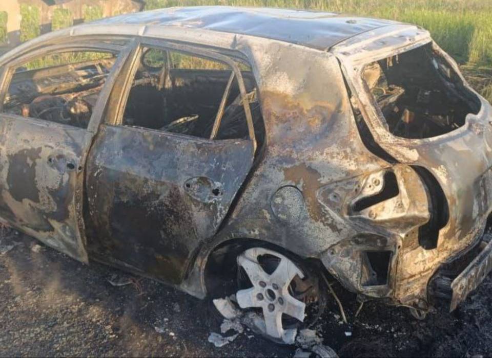 На улице Тбилисской в Волгограде вспыхнул легковой автомобиль