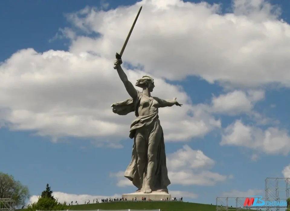 Фигуристы Артур Даниелян и Марк Кондратюк побывали на Мамаевом кургане