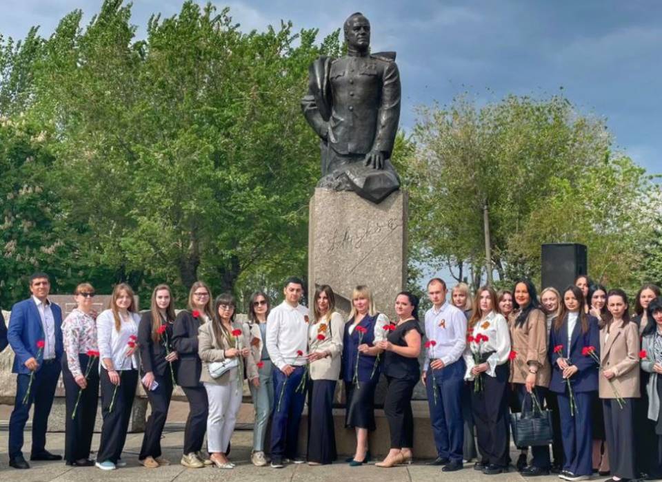 Волгоградские судьи возложили цветы к памятнику Жукова в преддверии 80-летия Победы