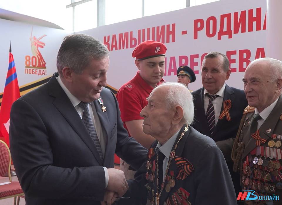 Андрей Бочаров вручил знак «Почетный гражданин Волгоградской области» 101-летнему ветерану войны