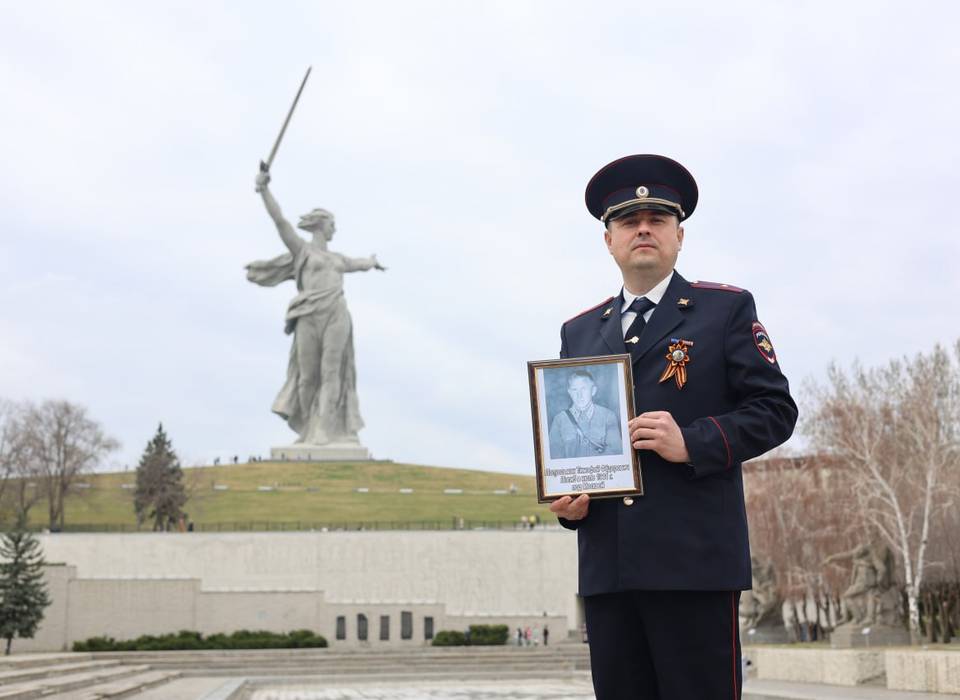 Волгоградские полицейские почтили память героев в акции «С нами Победа»