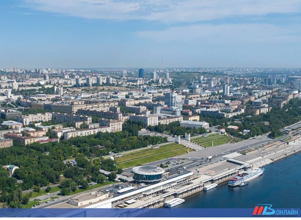 Атаки БПЛА, отмена авиашоу и прощание с легендарным врачом обсуждают волгоградцы