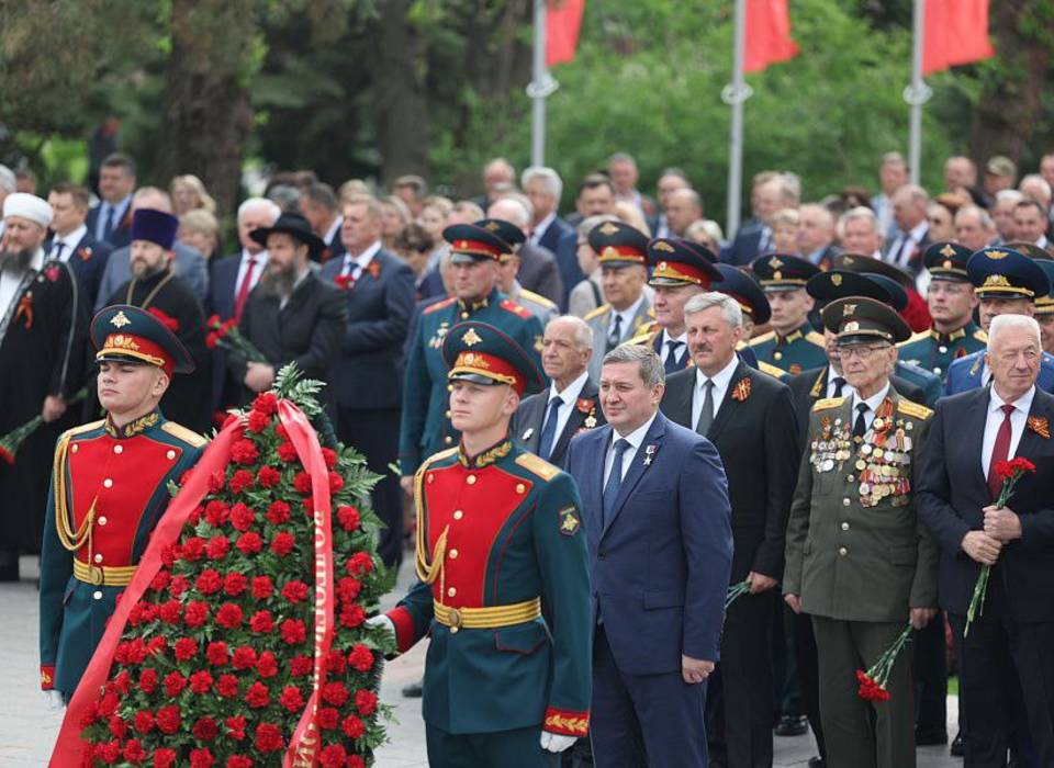 Глава Волгограда Владимир Марченко возложил цветы к Вечному огню на Аллее Героев