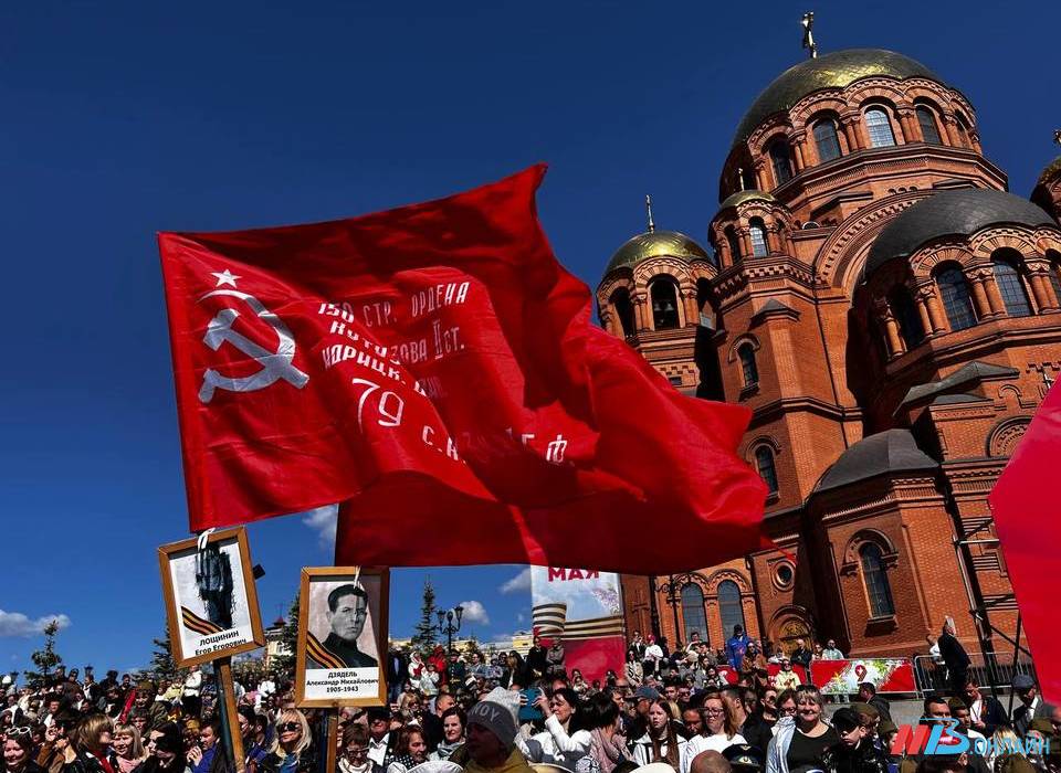 Тысячи волгоградцев пришли на площадь Павших Борцов увидеть Парад Победы
