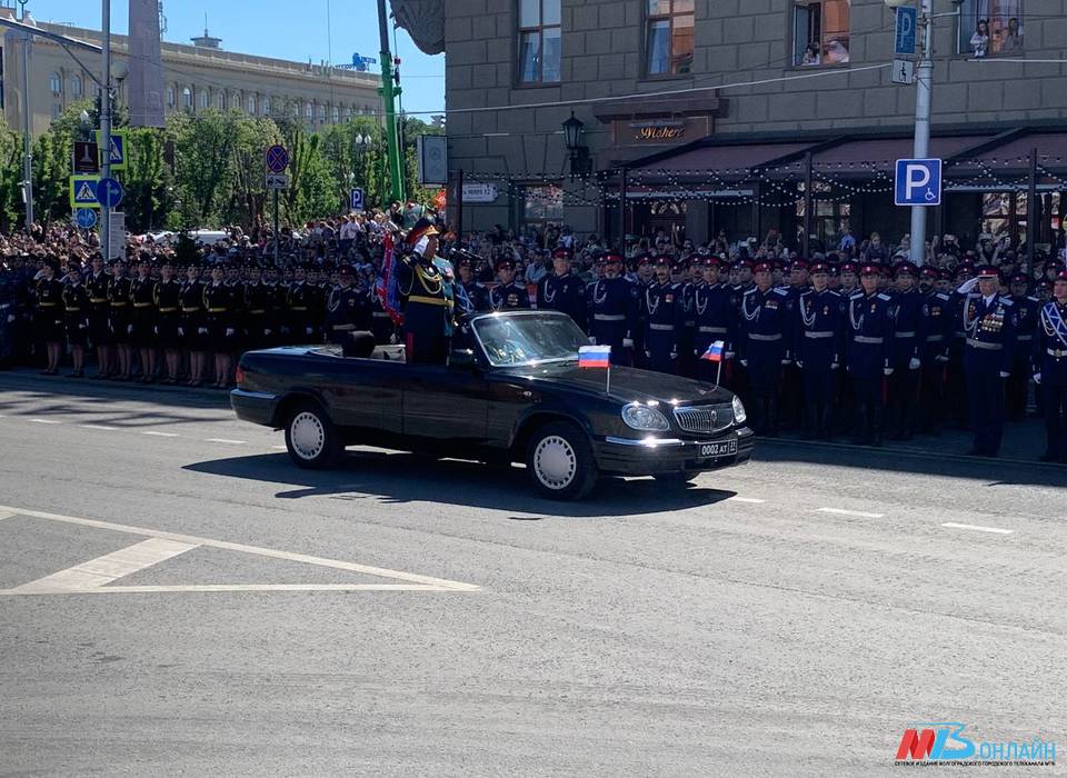 Сотни волгоградцев и гостей города собираются на площади Павших Борцов 9 мая