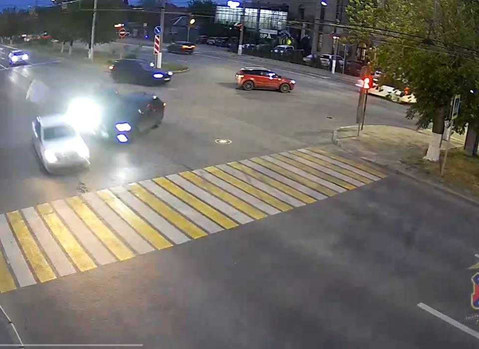 На видео попал момент жесткого ДТП с двумя автомобилями в Волгограде