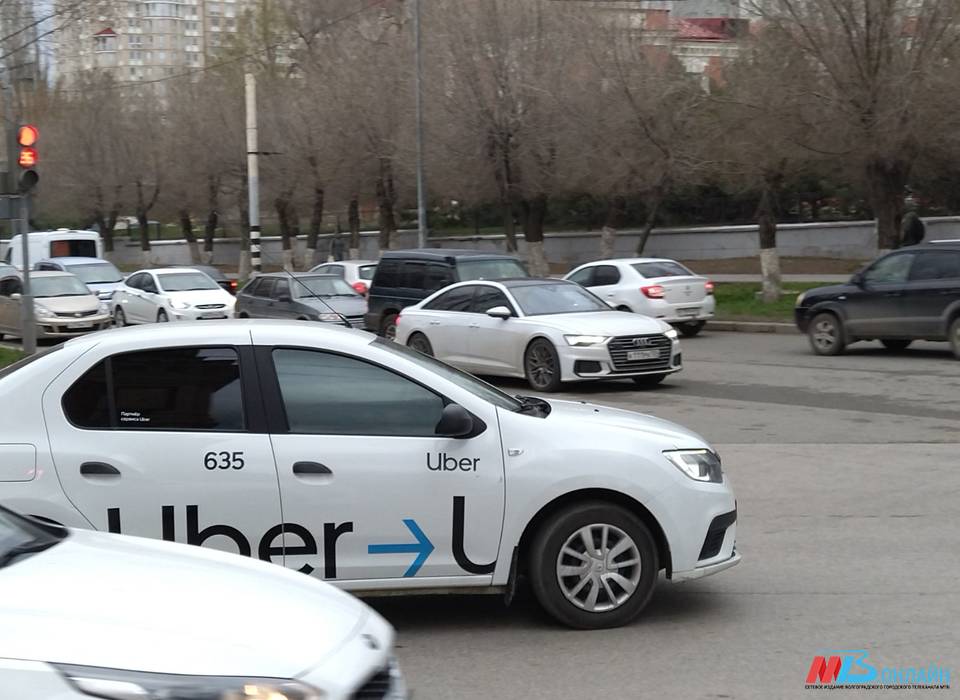 Волгоградских таксистов обяжут перейти на российские автомобили