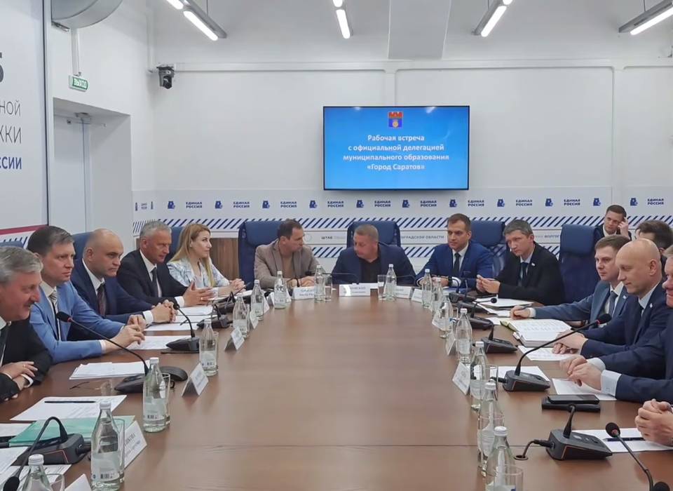 Глава Волгограда Владимир Марченко провел рабочую встречу с делегацией Саратова