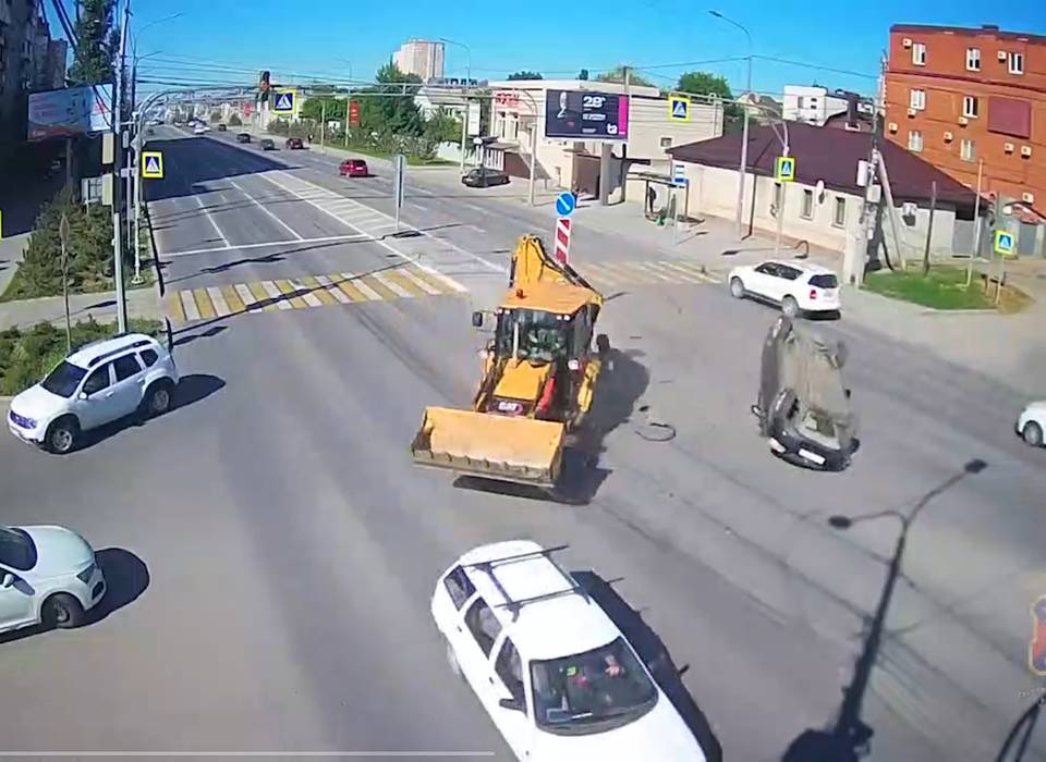 На видео попало массовое ДТП с трактором в центре Волгограда