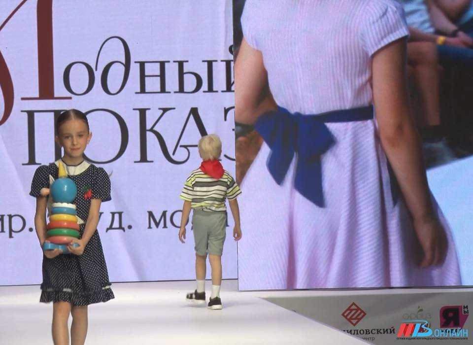 Мир, труд, мода: в Волгограде прошел модный показ в стиле 70-х