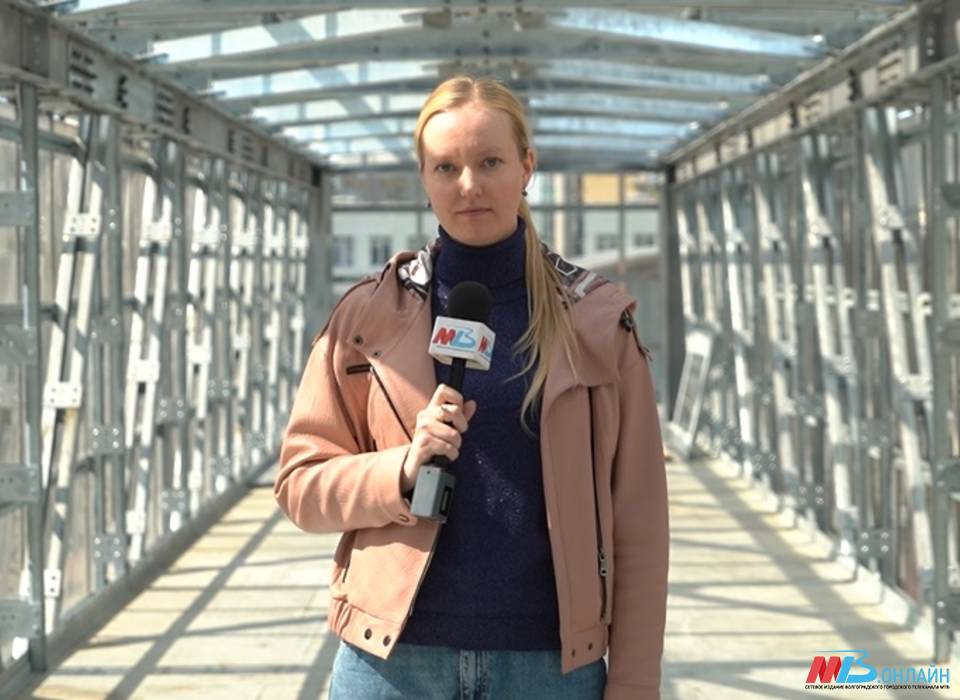На западе Волгограда завершают строительство надземного перехода и благоустройство парка