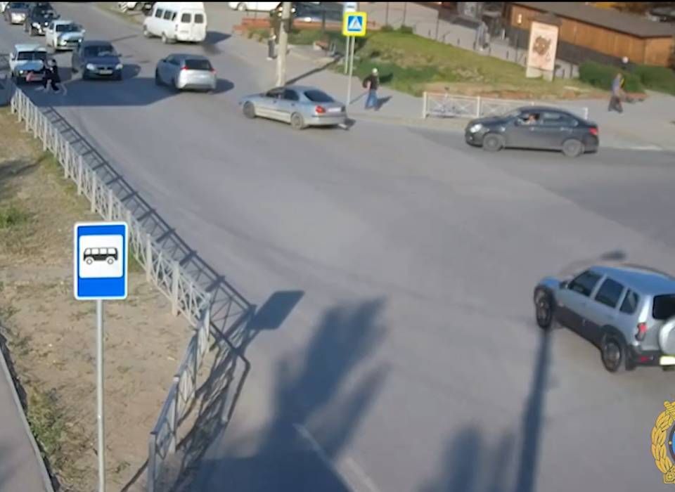 В Дзержинском районе Волгограда автомобиль ВАЗ-2106 сбил двух молодых девушек